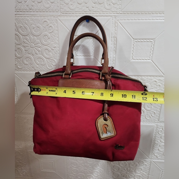 Athletic red Dooney & Bourke beg - Picture 11 of 15